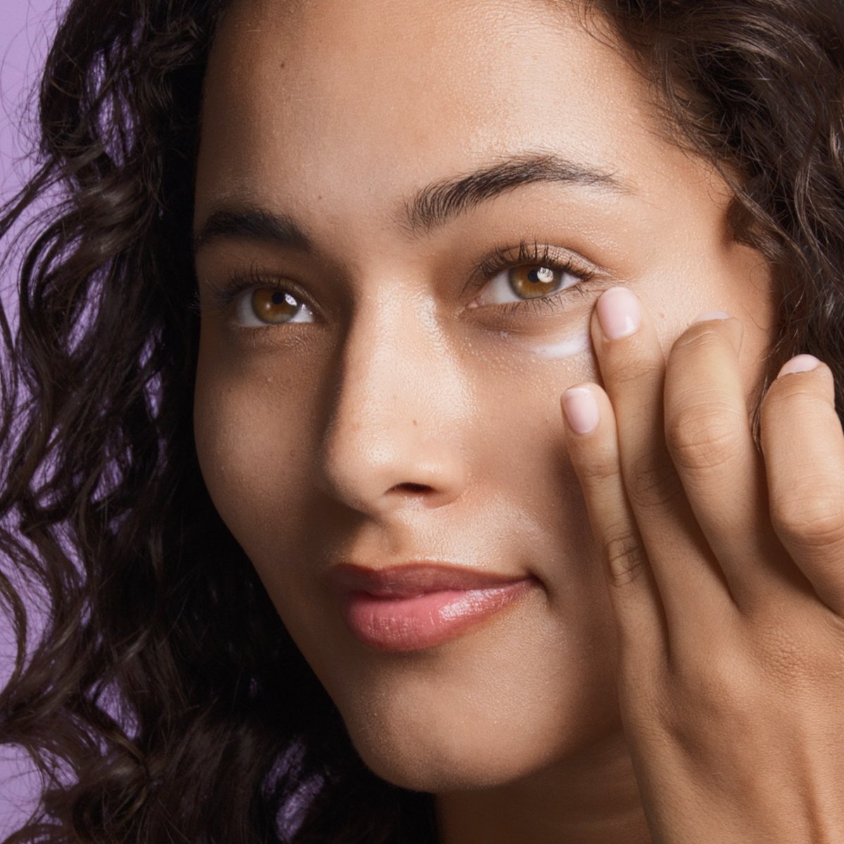 Model applying The Silk Peony below the eye.