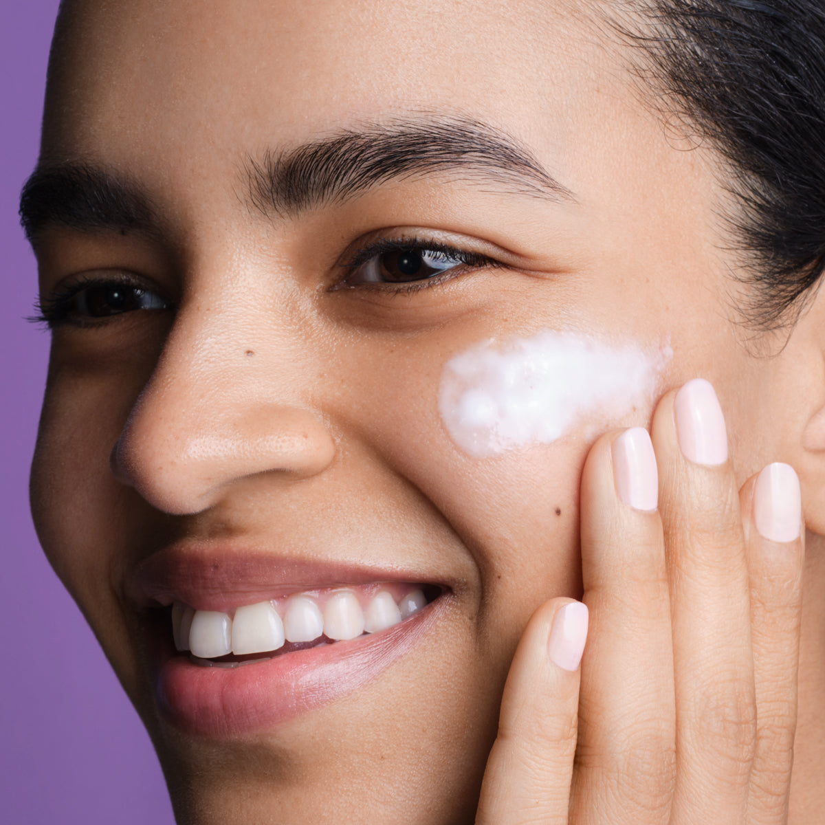 Model applying The Silk Serum.