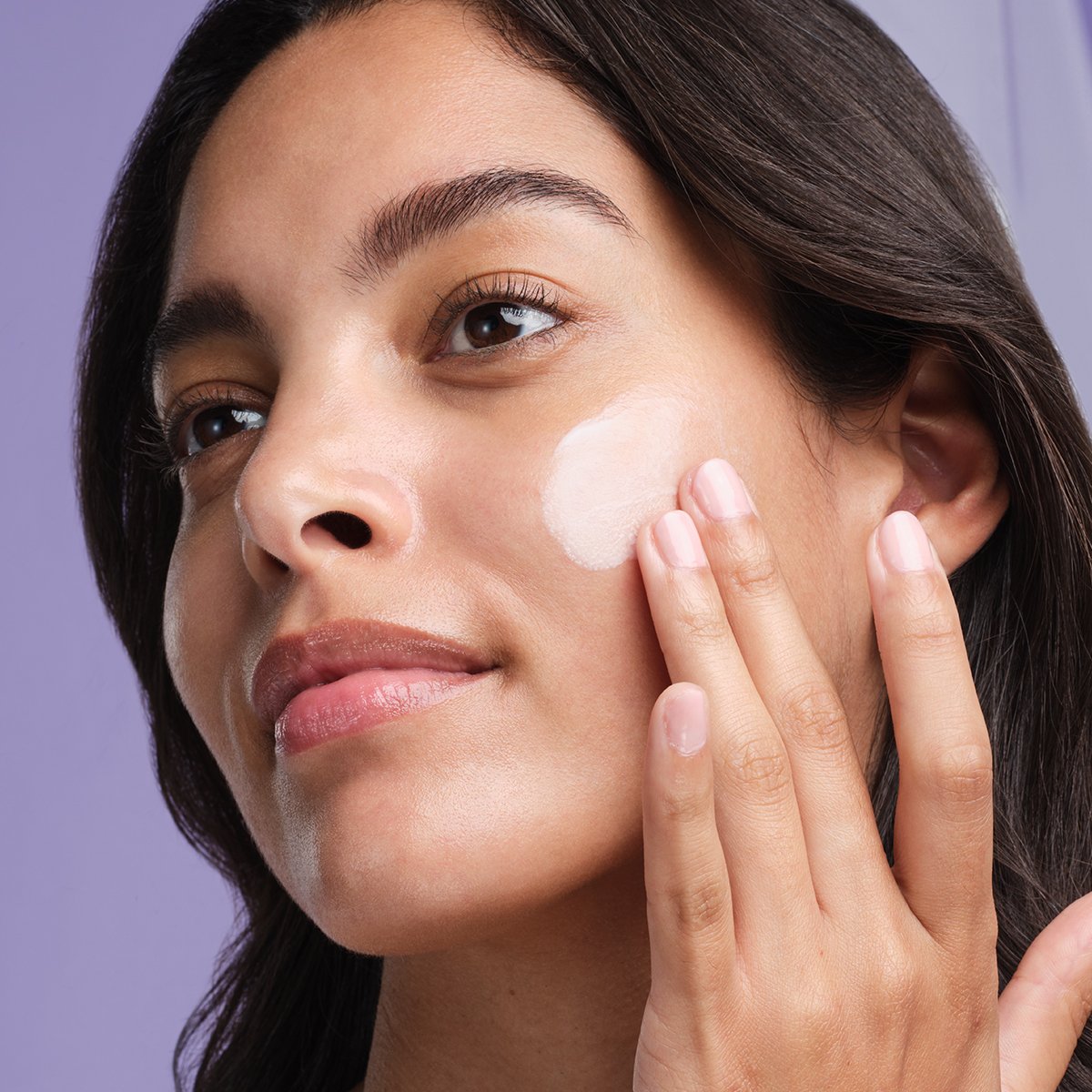 Model applying The Silk Serum