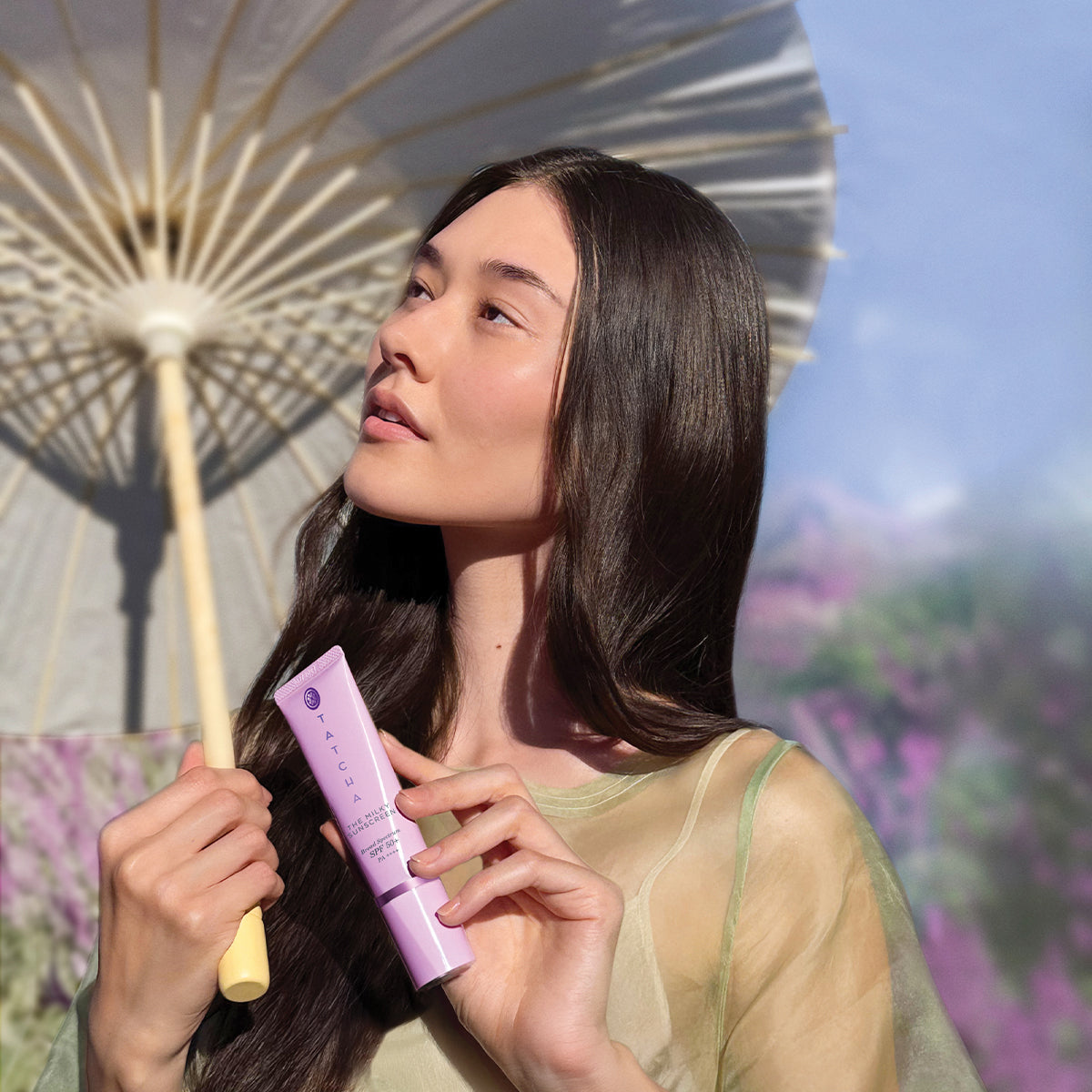 Model with parasol holding The Milky SPF 50